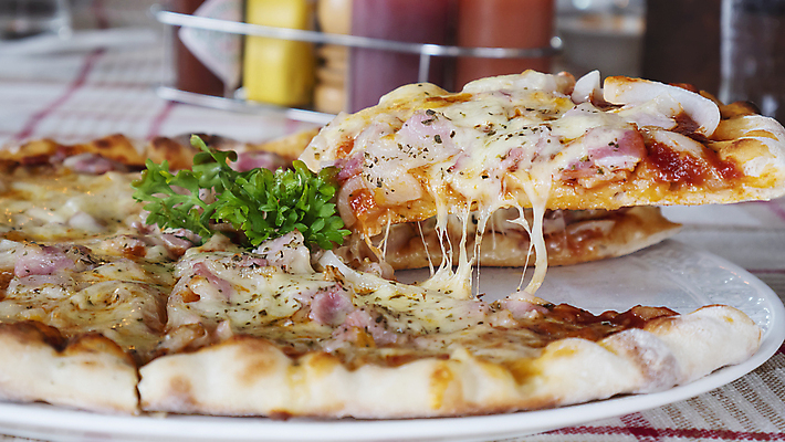 포토 JPG 해외이미지 전통 손 음식 조각 백그라운드 토마토 채소 재료 탁자 치즈 피자 따뜻함 육류 요리 사람 사람없음 목재 빨간색 빛 갈색 노란색 식당 식사 저녁식사 버섯 이탈리아 수확 신선 뜨거움 클래식 맛 폐기물 자르기 굽기 먹기 속도 복고 반죽 후추 바질 점심식사 모짜렐라치즈 오레가노 페퍼로니 핸드메이드 맛있는 해외포토 나무 유럽 컬러 가구 컨셉 농업 식재료 모션 유제품 패스트푸드 서양음식 신체부위 상점 소시지 쓰레기 구이 향신료 파일형식 이미지허브