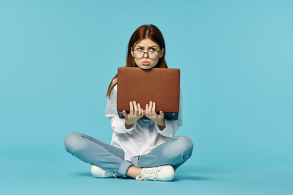 포토 JPG 해외이미지 백인 학생 응시 여자 행복 백그라운드 인터넷 비즈니스 통신 한명 미소 사람 앉기 성인 10대 빨간색 파란색 노트북 컴퓨터 뷰티 알약 공책 흰색 잡기 작업 고립 넘어짐 스타일 해외포토 서양인 1 시선 감정 컬러 모션 청소년 문구용품 표정 전자제품 약 파일형식 이미지허브