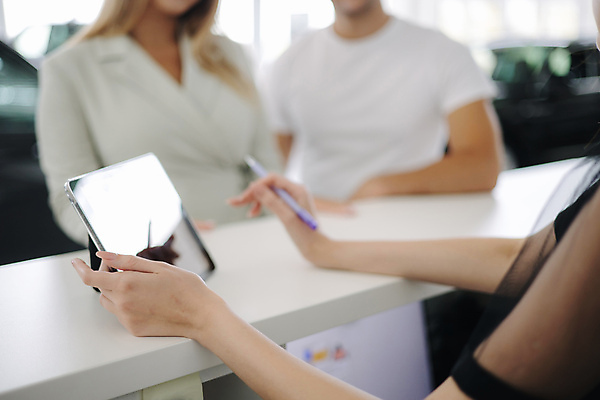 포토 JPG 해외이미지 백인 커플 응시 여자 남자 행복 산업 비즈니스 가족 교통시설 자동차 열쇠 새로움 실내 미소 사람 정장 성인 두명 판매 세일 상점 운전 자신감 구매 고객 서비스 무역 딜러 보여주기 소매 주인 판매원 보험 대여 자동 해외포토 서양인 직업 시선 옷 감정 육상교통 교통 컨셉 관계 모션 표정 내부 쇼핑 시설 파일형식 이미지허브