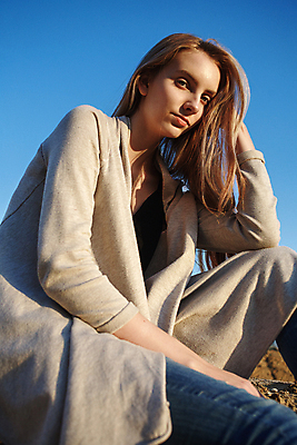 포토 JPG 해외이미지 백인 모델 긴머리 여자 포즈 백그라운드 하늘 갈색머리 따뜻함 한명 사람 앉기 야외 파란색 뷰티 맑음 회색 우아함 만족 내추럴 땅바닥 얇은 해외포토 서양인 1 헤어스타일 감정 컬러 컨셉 모션 날씨 바닥 파일형식 이미지허브