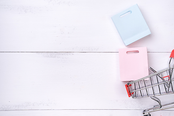 포토 JPG 해외이미지 실내 사람없음 쇼핑 쇼핑백 쇼핑카 미니어처 오브젝트 흰배경 카피스페이스 해외포토 백그라운드 가방 내부 모형 카트 공백 흰색 파일형식 이미지허브