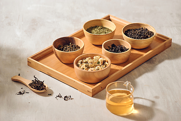 포토 JPG 해외이미지 회색배경 잔 실내 사람없음 담기 나무숟가락 찻잎 나무그릇 나무쟁반 허브차 해외포토 그릇 식기 백그라운드 모션 쟁반 내부 목재 차_음료 숟가락 회색 파일형식 이미지허브