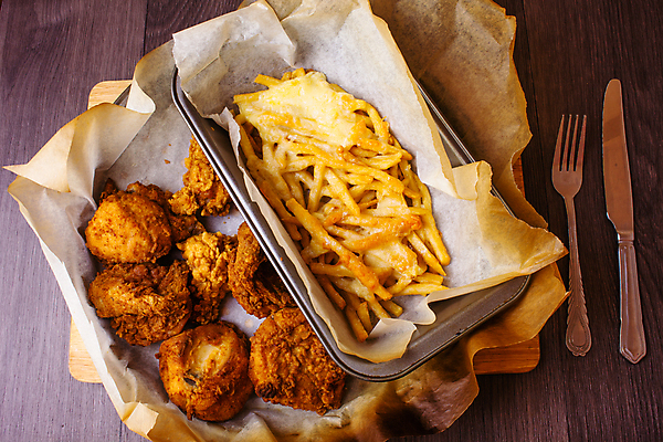 포토 JPG 해외이미지 접시 포크 실내 사람없음 하이앵글 치킨 감자튀김 나이프 담기 종이호일 나무배경 해외포토 식기 뷰포인트 백그라운드 모션 감자 내부 튀김 칼 닭고기요리 파일형식 이미지허브