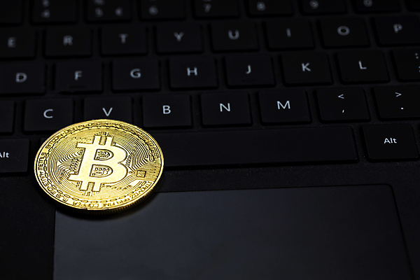 포토 JPG 해외이미지 돈 인터넷 비즈니스 성공 사람없음 금융 경제 빛 컴퓨터 금속 디지털 동전 웹 블록 키보드 그물 네트워크 비교 황금 암호 발굴 무역 투자 상업 전자 커뮤니티 토막 이진법 가상 해외포토 산업 컨셉 재질 전자제품 수학 재산 파일형식 이미지허브