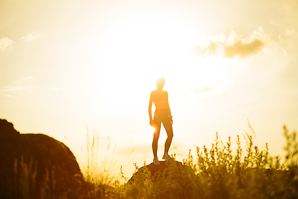포토 JPG 해외이미지 1 라이프스타일 여자 실루엣 스포츠 여행 포즈 신체 자연 하늘 불꽃 산 운동선수 건강 한명 서기 사람 성인 야외 여름 운동 햇빛 태양 뷰티 노란색 일몰 탐험 바위 시골 뜨거움 저녁 탐사 돌봄 카피스페이스 해외포토 자연요소 계절 컬러 모션 불 촬영기법 생활 노을 공백 돌_바위 야간 생태계 파일형식 이미지허브