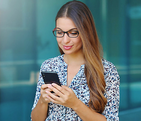 포토 JPG 해외이미지 백인 라이프스타일 손 응시 여자 행복 안경 인터넷 비즈니스 통신 모바일 세포 한명 미소 사람 야외 스마트폰 핸드폰 컴퓨터 스크린 터치 타이핑 잡기 도시 작업 비즈니스우먼 메시지 무선전화기 전화기 스마트 히스패닉 온라인 문자메시지 브라질사람 해외포토 서양인 1 시선 잡화 감정 컨셉 모션 표정 생활 신체부위 전자제품 스마트기기 직장인 파일형식 이미지허브