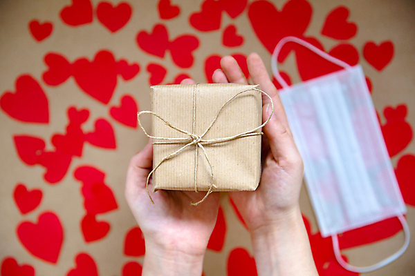 포토 JPG 해외이미지 모양 디자인 행복 리본 분홍색 백그라운드 컨셉 크리스마스 휴가 발렌타인데이 건강 선물 사랑 가면 안전 사람없음 장식 빨간색 파란색 상자 약 건강관리 놀람 낭만 하트 축하 인사 신용카드 생일 바이러스 보호 질병 심볼 활 감염 돌봄 전염병 카피스페이스 해외포토 기념일 감정 컬러 의학 모션 데이이벤트 표정 관리 금융 공백 예절 파일형식 이미지허브