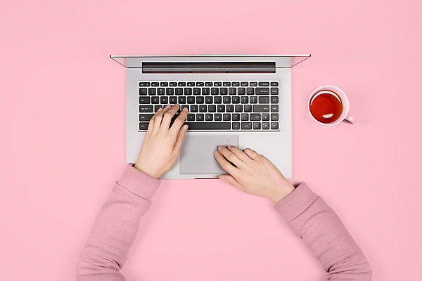 포토 JPG 해외이미지 학생 여자 음료 분홍색 백그라운드 인터넷 통신 탁자 새로움 흑백 관리 사람 성인 사람없음 컵 노트북 컴퓨터 알약 스크린 모니터 공백 회색 키보드 작업 무선전화기 온라인 고립 해외포토 식기 컬러 가구 컨셉 촬영기법 전자제품 약 전화기 파일형식 이미지허브