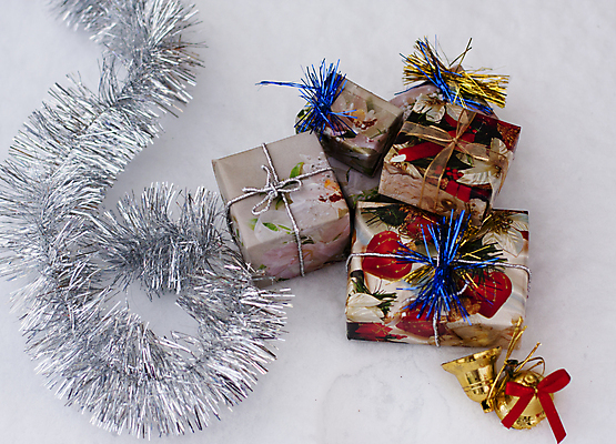 포토 JPG 해외이미지 크리스마스 모션 휴가 새로움 기술 선물 사람없음 옆모습 빨간색 쇼핑 상자 흰색 축하 생일 컨테이너 연도 오브젝트 활 패키지 판지 목록 해외포토 기념일 산업 뷰포인트 컬러 컨셉 파일형식 이미지허브