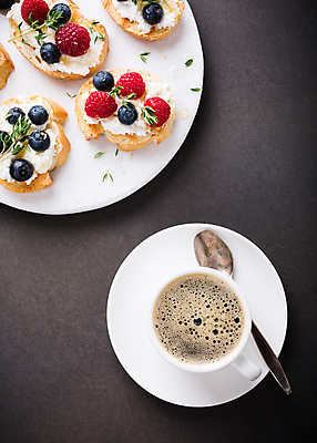 포토 JPG 해외이미지 커피 음식 사람없음 아침식사 블루베리 산딸기 오픈샌드위치 해외포토 음료 과일 샌드위치 식사 파일형식 이미지허브