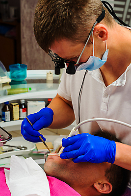 포토 JPG 해외이미지 직업 건강 치과 병원 두명 치료 뷰티 약 쌍안경 장비 환자 의사 기구 도구 공구 입 구멍 치아 치과의사 순서 돌봄 명패 염증 위생관리 잇몸 해외포토 신체 의학 모션 관리 사람 신체부위 망원경 의료진 소화기관 질병 파일형식 이미지허브