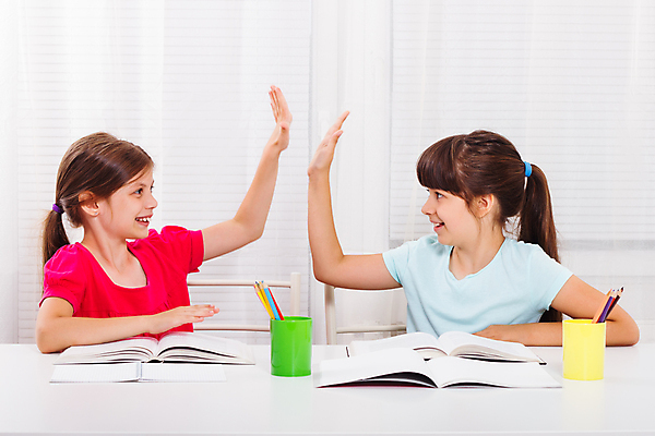 포토 JPG 해외이미지 백인 응시 여자 교육 행복 문화 어린이 2 학교 탁자 주택 함께함 실내 창조 미소 사람 앉기 소녀 내부 두명 책 가로 학습 청춘 연필 우정 방 자매 긍정 5 리빙 지능 초보 해외포토 서양인 시선 감정 가구 컨셉 가족 모션 학용품 표정 건물 친구 필기구 숫자 파일형식 이미지허브