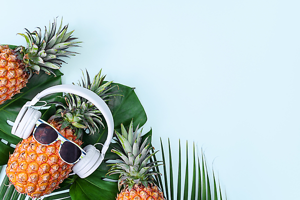 포토 JPG 해외이미지 실내 사람없음 하이앵글 선글라스 헤드폰 파인애플 열대과일 파란배경 몬스테라 열대잎 카피스페이스 제철과일 해외포토 식물 안경 뷰포인트 음향기기 백그라운드 잎 과일 내부 파란색 공백 제철 파일형식 이미지허브