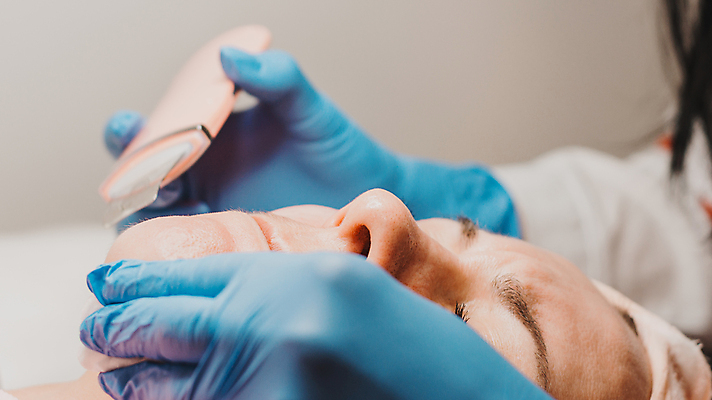 포토 JPG 해외이미지 직업 얼굴 장갑 새로움 한명 치료 뷰티 상점 스파 장비 기구 신선 씻기 매끈함 수분 피부 여드름 순서 삭제 돌봄 수분크림 해외포토 1 잡화 컨셉 의학 모션 사람 신체부위 청결 화장품 감각 파일형식 이미지허브