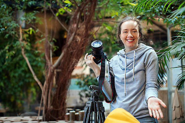 포토 JPG 해외이미지 나무 식물 직업 라이프스타일 응시 여자 여행 휴가 종류 한명 미소 웃음 취미 야외 가로 초록색 환경 모임 업무 사진사 만족 개성 삼각대 내추럴 블러 이국적 진짜 카피스페이스 해외포토 1 시선 감정 컬러 표정 사람 생활 공백 작업 작가 파일형식 이미지허브