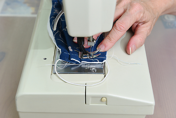 포토 JPG 해외이미지 얼굴 탁자 관리 가면 사람없음 기계 직물 면 보호 질병 바느질 천 전염 편리함 전염병 핸드메이드 해외포토 가구 컨셉 의학 신체부위 감염 파일형식 이미지허브