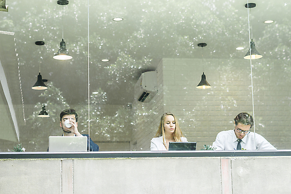 포토 JPG 해외이미지 백인 커피 컨셉 비즈니스 협력 함께함 미소 사람 동양인 세명 노트북 컴퓨터 사무실 공책 업무 동료 와이파이 프로젝트 해외포토 서양인 음료 관계 문구용품 표정 인종 전자제품 작업 무선인터넷 파일형식 이미지허브