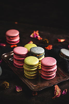 포토 JPG 해외이미지 꽃잎 검은배경 디저트 쟁반 실내 사람없음 쌓기 달콤 마카롱 해외포토 꽃 음식 백그라운드 모션 내부 검은색 맛 파일형식 이미지허브