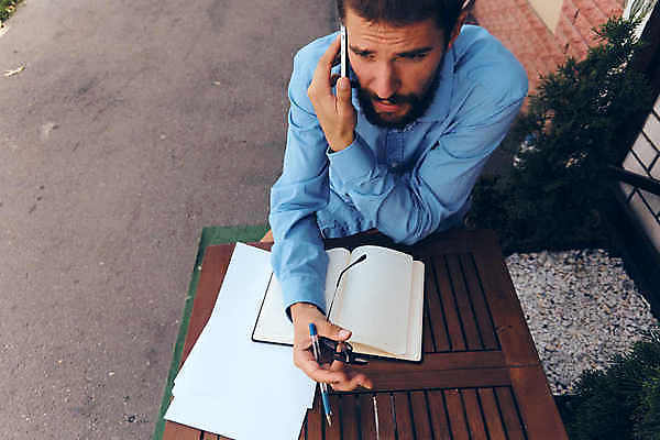 포토 JPG 해외이미지 백인 1 라이프스타일 남자 커피 음료 인터넷 비즈니스 통신 탁자 넥타이 모바일 노동자 실내 한명 사람 앉기 인종 정장 성인 컵 물 노트북 스마트폰 컴퓨터 사무실 뷰티 알약 갈색 상점 디지털 카페 마시기 도시 비즈니스맨 무선전화기 스마트 장면 단절 해외포토 자연요소 서양인 직업 식기 잡화 옷 컬러 가구 컨셉 모션 내부 생활 전자제품 핸드폰 스마트기기 약 직장인 전화기 파일형식 이미지허브