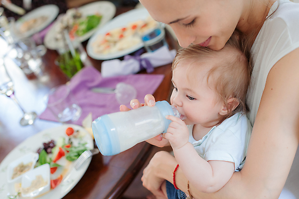 포토 JPG 해외이미지 백인 여자 어린이 음식 가족 포옹 엄마 함께함 건강 사랑 소년 성인 두명 식당 식사 우유 아기 잡기 연결 결합 결심 먹기 먹여주기 수유 해외포토 서양인 남자 감정 컨셉 관계 안기 모션 유제품 사람 상점 파일형식 이미지허브