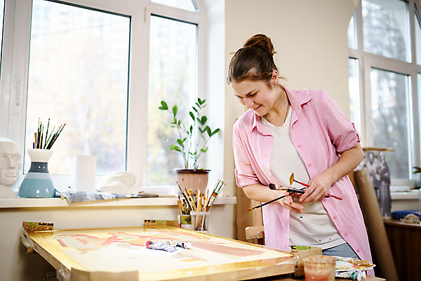 포토 JPG 해외이미지 백인 응시 여자 실내 한명 들기 상반신 성인 앞모습 붓 예술가 성인여자한명만 해외포토 서양인 1 시선 뷰포인트 모션 사람 내부 여자한명만 성인여자만 파일형식 이미지허브
