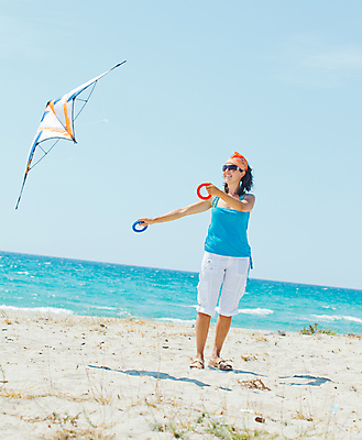 포토 JPG 해외이미지 구름 라이프스타일 행복 감정 어린이 모래 모션 놀이 하늘 바람 휴가 건강 한명 미소 웃음 사람 야외 여름 파란색 청춘 컬러풀 맑음 기쁨 연 해외포토 자연요소 1 계절 컬러 컨셉 날씨 표정 생활 놀이용품 파일형식 이미지허브