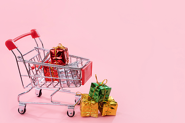 포토 JPG 해외이미지 크리스마스 실내 크리스마스선물 사람없음 선물상자 쇼핑 쇼핑카 미니어처 오브젝트 분홍색배경 해외포토 기념일 분홍색 백그라운드 선물 내부 상자 모형 카트 파일형식 이미지허브