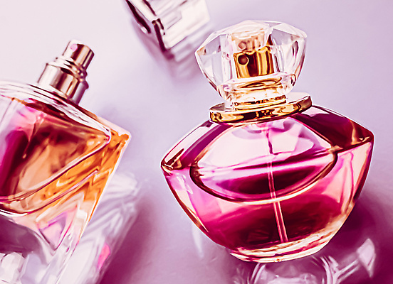 포토 JPG 해외이미지 분홍색 백그라운드 유리 사람없음 고급 향수 보케 향수병 해외포토 컬러 컨셉 재질 화장품 병_담는 파일형식 이미지허브