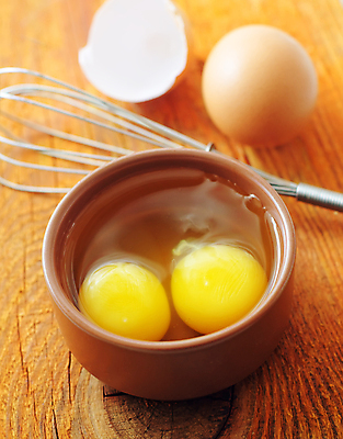 포토 JPG 해외이미지 그릇 실내 사람없음 계란 거품기 날계란 나무배경 해외포토 식기 백그라운드 주방용품 내부 알 파일형식 이미지허브