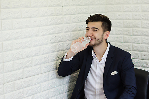 포토 JPG 해외이미지 직업 응시 남자 음료 백그라운드 비즈니스 노동자 한명 사람 앉기 성인 물 사무실 마시기 신선 업무 비즈니스맨 책상 경영자 해외포토 자연요소 1 시선 가구 모션 작업 직장인 리더 파일형식 이미지허브