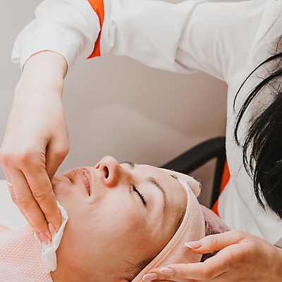 포토 JPG 해외이미지 직업 얼굴 휴식 건강 가면 한명 사람 성인 치료 뷰티 스파 화장품 씻기 미용사 청소 피부 크림 점토 닦기 시트 테라피 스펀지 순서 돌봄 리프팅 반응 보습 수분크림 치유 해외포토 1 컨셉 의학 모션 신체부위 청결 파일형식 이미지허브