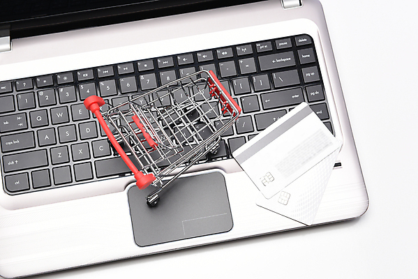 포토 JPG 해외이미지 비즈니스 사람없음 빨간색 노트북 쇼핑 컴퓨터 바구니 상점 카트 신용카드 구매 오브젝트 상업 결제 소매 온라인 슈퍼마켓 전자상거래 해외포토 컬러 금융 전자제품 파일형식 이미지허브