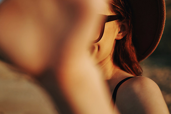 포토 JPG 해외이미지 주간 여자 여유 휴식 한명 상반신 성인 야외 옆모습 여름휴가 바캉스 선글라스 소프트포커스 손뻗기 보조개 성인여자한명만 해외포토 자연요소 1 감정 안경 뷰포인트 컨셉 모션 휴가 촬영기법 사람 여자한명만 성인여자만 파일형식 여름_계절 이미지허브