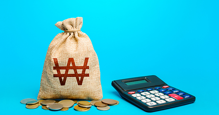 포토 JPG 해외이미지 컨셉 돈 사람없음 금융 경제 동전 계산기 원화 계산 돈자루 분석 파란배경 결제 회계 수입 해외포토 백그라운드 문구용품 파란색 장비 재산 파일형식 이미지허브