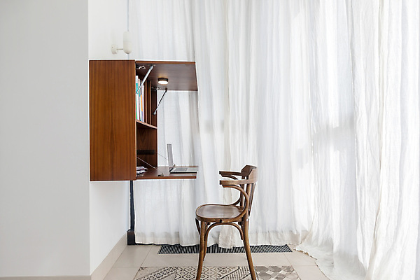 포토 JPG 해외이미지 디자인 가구 의자 건축양식 창문 탁자 문구용품 선반 아파트 주택 직장 실내 사람없음 내부 목재 노트북 빛 방 업무 작업실 모서리 파편 책상 묘사 오브젝트 준비 심플 편리함 접기 스타일 미니멀 해외포토 나무 건축 생활용품 컨셉 회사 재료 모션 건물 전자제품 작업 파일형식 이미지허브