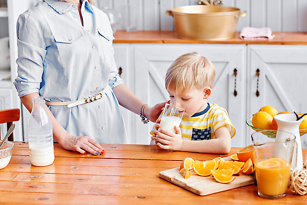 포토 JPG 해외이미지 백인 라이프스타일 응시 남자 행복 아들 음료 어린이 2 가족 탁자 엄마 아침 주택 함께함 실내 건강 사랑 미소 앉기 소년 성인 내부 두명 주방 식사 우유 흰색 붓기 아침식사 자르기 시리얼 먹기 점심식사 해외포토 주간 서양인 시선 감정 음식 컬러 가구 컨셉 관계 모션 유제품 표정 사람 건물 생활 파일형식 이미지허브