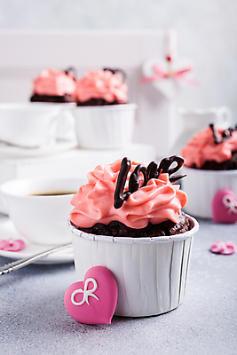 포토 JPG 해외이미지 커피 사랑 사람없음 장식 초콜릿 여러개 하트 달콤 찻잔 티스푼 컵케이크 컵받침 크림 해외포토 모양 감정 음료 다수 디저트 잔 케이크 숟가락 맛 받침대 파일형식 이미지허브