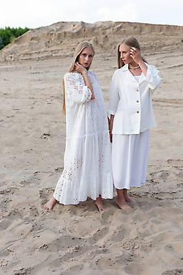 포토 JPG 해외이미지 백인 모델 라이프스타일 드레스 여자 모래 포즈 자연 함께함 사람 야외 두명 치마 금발 뷰티 유행 귀여움 재킷 흰색 우아함 쌍둥이 언니 내추럴 똑같은 배려 스타일 해외포토 서양인 헤어스타일 옷 컬러 컨셉 가족 하의 생활 외투 생태계 자매 파일형식 이미지허브