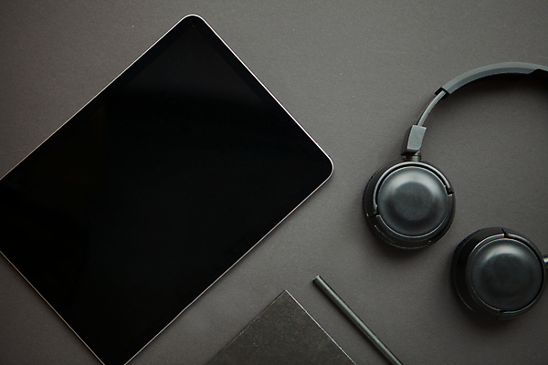 포토 JPG 해외이미지 라이프스타일 디자인 비즈니스 통신 탁자 모바일 아이디어 집게 사람없음 노트북 스터디 컴퓨터 사무실 알약 연필 우주 스크린 검은색 헤드폰 공책 어둠 장비 정보 키보드 작업 그룹 정상 책상 서비스 폴더 와이파이 온라인 혁명 경영 블랙프라이데이 해외포토 컬러 음향기기 가구 컨셉 데이이벤트 문구용품 학용품 생활 전자제품 학습 필기구 약 파일 무선인터넷 파일형식 이미지허브