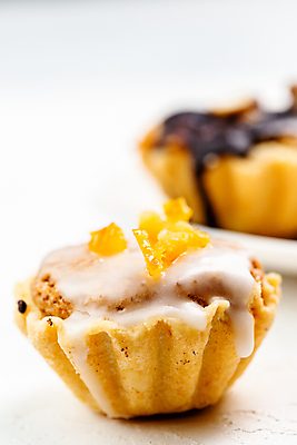 포토 JPG 해외이미지 모양 접시 음식 탁자 디저트 사람없음 세로 갈색 파티 바구니 쿠키 과자 케이크 식사 빵집 견과류 달콤 맛 아침식사 인스턴트 작음 설탕 복고 호두 스펀지 미니 타르트 페스츄리 핸드메이드 맛있는 해외포토 식기 빵 컬러 가구 컨셉 이벤트 상점 크기 파이_빵 파일형식 이미지허브