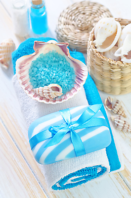 포토 JPG 해외이미지 리본 사람없음 파란색 수건 바구니 스파 조개껍데기 담기 아로마 스파용품 비누 아로마테라피 오일병 해외포토 컬러 모션 조개 위생용품 오브젝트 테라피 파일형식 이미지허브