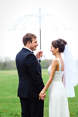 포토 JPG 해외이미지 여자 남자 행복 웨딩드레스 결혼 우산 신혼부부 면사포 들기 정장 상반신 성인 두명 옆모습 마주보기 손잡기 기쁨 비 성인만 해외포토 자연요소 부부 드레스 옷 감정 뷰포인트 모션 날씨 사람 이벤트 신혼 결혼소품 파일형식 이미지허브