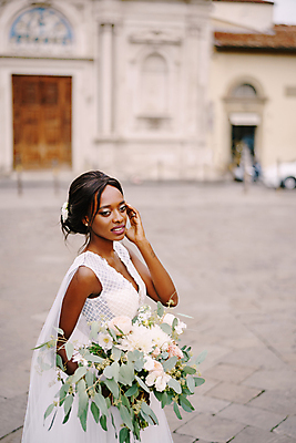 포토 JPG 해외이미지 여자 신부 부케 웨딩드레스 흑인 결혼식 한명 들기 상반신 성인 야외 옆모습 성인여자한명만 웨딩촬영 해외포토 서양인 1 드레스 뷰포인트 꽃다발 결혼 모션 사람 기념사진 여자한명만 성인여자만 파일형식 이미지허브