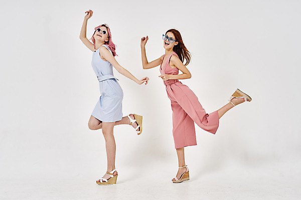 포토 JPG 해외이미지 전신 백인 모델 응시 여자 패션 포즈 실내 미소 성인 두명 옆모습 친구 선글라스 손들기 흰배경 한발서기 성인여자만 해외포토 서양인 시선 안경 뷰포인트 백그라운드 관계 모션 표정 서기 사람 내부 흰색 여자만 성인만 파일형식 이미지허브