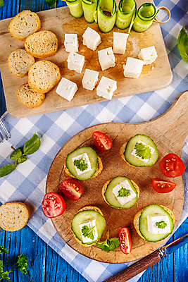 포토 JPG 해외이미지 음식 빵 조각 다이어트 토마토 오이 치즈 도마 파슬리 건강 사람없음 목재 초록색 파티 식사 바게트 만취 만족 브루스케타 페타치즈 해외포토 나무 감정 컬러 채소 재료 주방용품 유제품 이벤트 술취함 파일형식 이미지허브