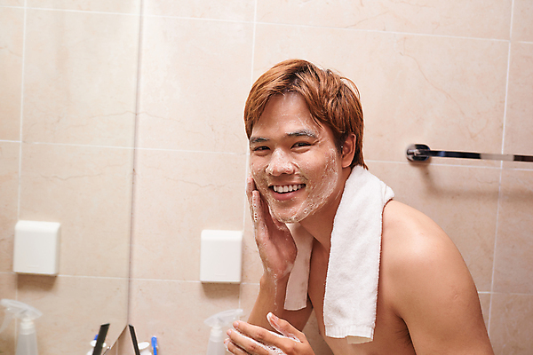 포토 JPG 해외이미지 응시 남자 실내 한명 동양인 상반신 성인 옆모습 뷰티 세수 피부관리 화장실 바르기 자기관리 성인남자한명만 그루밍족 해외포토 1 시선 뷰포인트 모션 사람 인종 내부 청결 남자한명만 성인남자만 파일형식 이미지허브