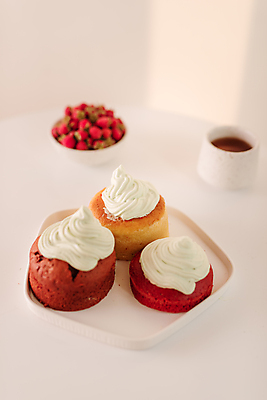 포토 JPG 해외이미지 접시 과일 탁자 디저트 실내 사람없음 아웃포커스 달콤 커피잔 컵케이크 산딸기 머핀 해외포토 식기 커피 음식 빵 가구 잔 촬영기법 내부 케이크 맛 파일형식 이미지허브