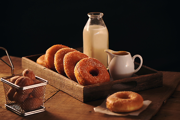 포토 JPG 해외이미지 검은배경 실내 사람없음 우유 도넛 달콤 우유병 나무상자 나무탁자 튀김망 해외포토 백그라운드 탁자 병_용기 디저트 유제품 내부 상자 조리도구 검은색 맛 파일형식 이미지허브