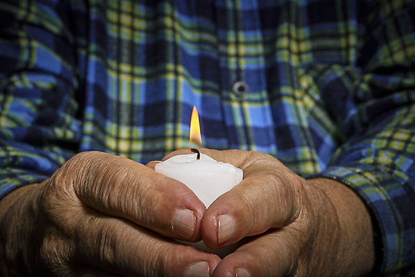 포토 JPG 해외이미지 1 손 노년 남자 2 손가락 가족 주택 함께함 관리 사람 성인 사람없음 파란색 평화 검은색 잡기 도움 플러그 전기에너지 질병 은퇴 시민 연소 옛날 조부모 노화 해외포토 컬러 컨셉 의학 관계 모션 건물 신체부위 에너지 국민 파일형식 이미지허브