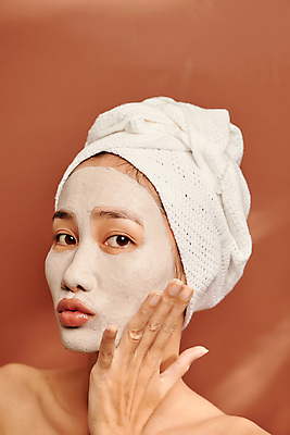 포토 JPG 해외이미지 응시 여자 실내 한명 동양인 손짓 상반신 성인 옆모습 수건 뷰티 피부관리 입내밀기 마스크팩 성인여자한명만 갈색배경 해외포토 1 시선 뷰포인트 백그라운드 모션 사람 인종 내부 위생용품 갈색 팩 여자한명만 성인여자만 파일형식 이미지허브